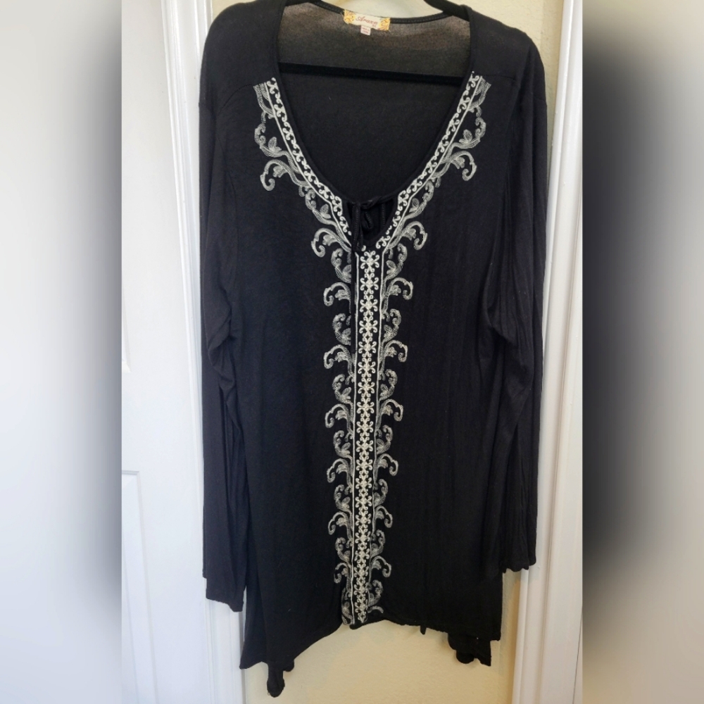 Araxa Black and White Embroidered Long Sleeve Sharkbite Boho Tunic Plus …